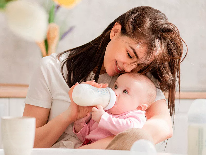 mujer alimentando a bebe con tetinas fisiológicas
